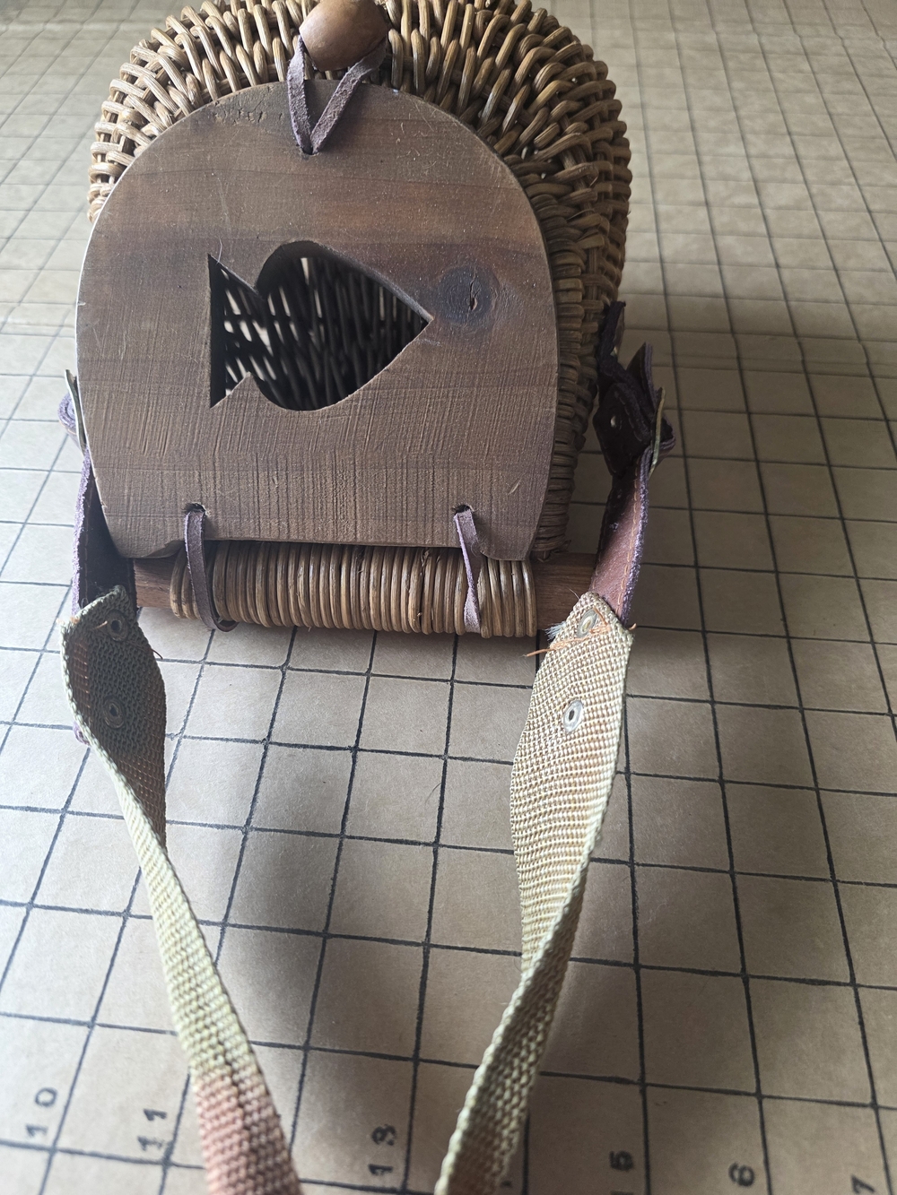 Vintage Wicker Fishing Creel Basket w/ Wood Lid & Strap (7x8x5) - Picture 9 of 16